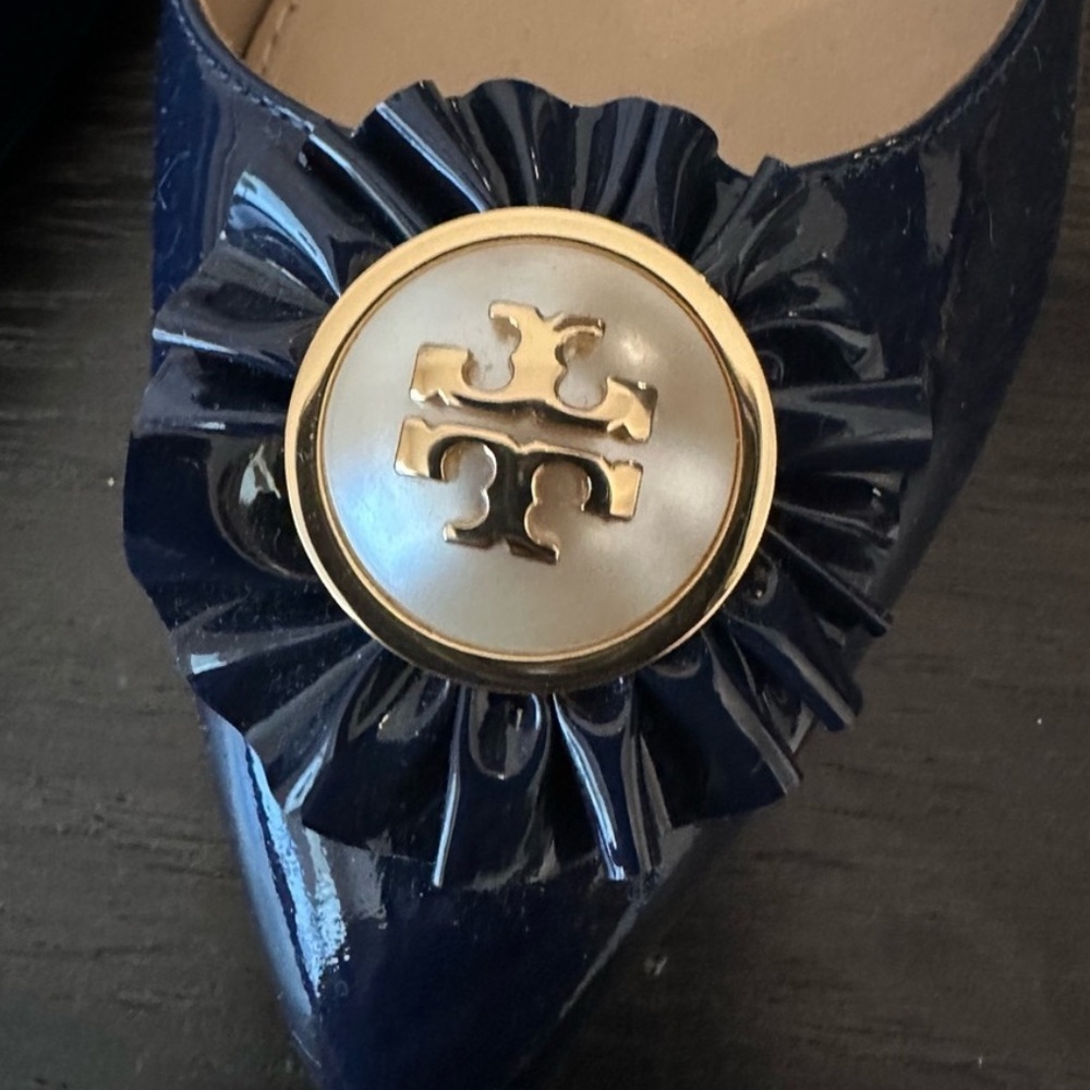 Tory Burch Melody Patent Leather Pointy Toe
Flats Pearl Emblem Slip On Size 7 - Picture 3 of 8